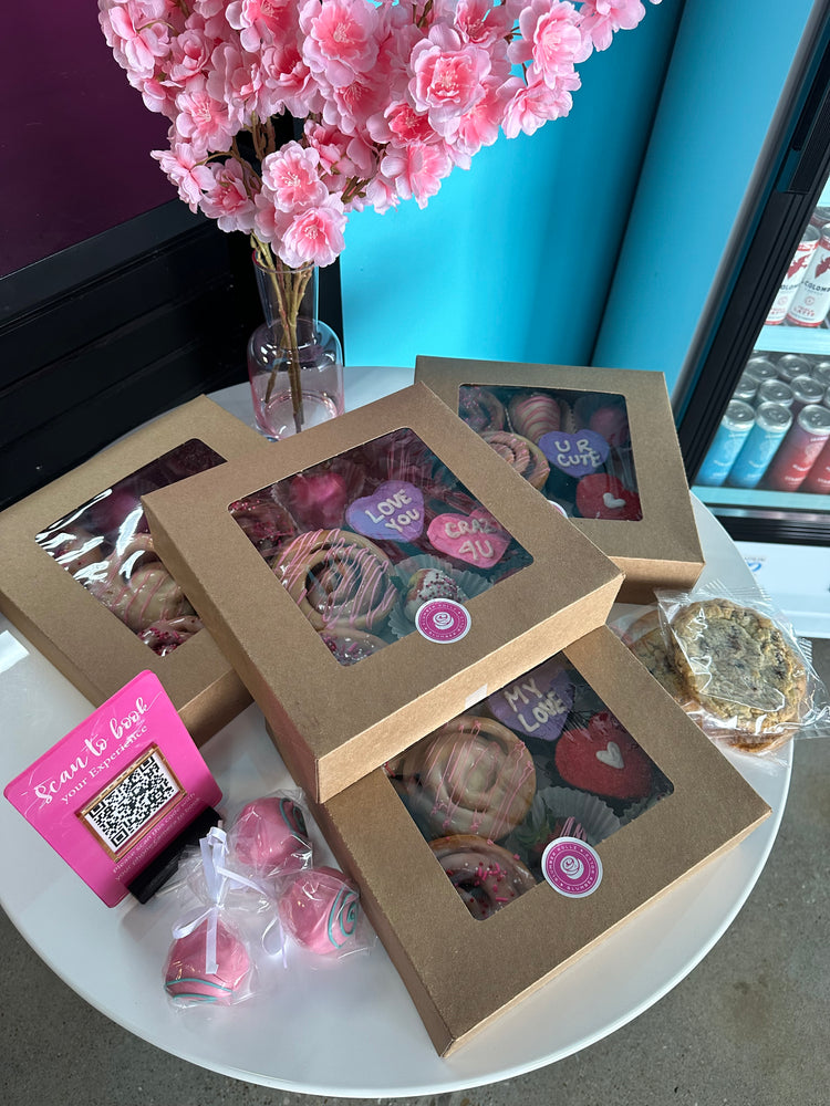 
            
                Load image into Gallery viewer, Valentine Custom Dessert Boxes
            
        