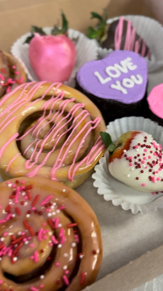 
            
                Load image into Gallery viewer, Valentine Custom Dessert Boxes
            
        